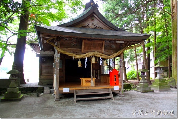 日本北九州-金鱗湖。這「天祖神社」其實不大，就是一座小小的木造建築。