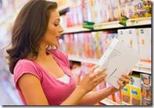 Una donna controlla il prezzo di un prodotto