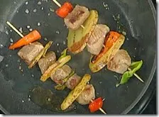 Spiedino di manzo e verdure con gazpacho di friggitelli