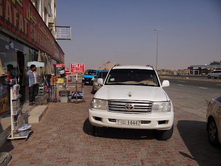 Pe drum in Emirate