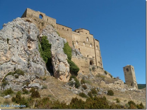 El Castillo de Loarre sobre la roca caliza - Huesca