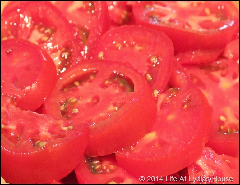 fresh tomatoes in the pie shell