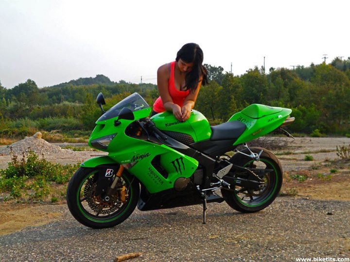 Девушка на Kawasaki Ninja 250 r