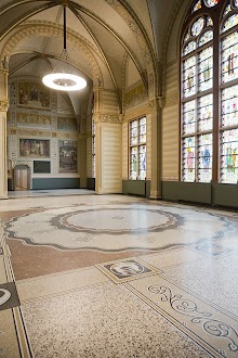 Westelijke wand Voorhal, gebrandschilderde ramen en mozaïekvloer