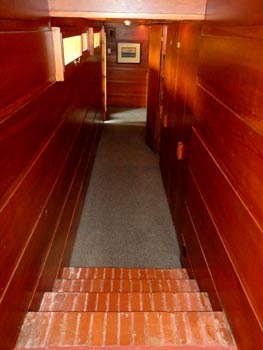 [13-narrow-hallway%255B4%255D.jpg]