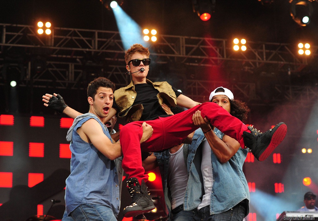 [Justin-Performing-at-MTV-World-Stage%255B1%255D.jpg]
