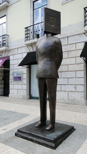 Estátua de Fernando Pessoa