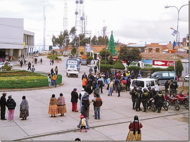 El Alto: Comerciantes y vecinos se enfrentan por asentamiento