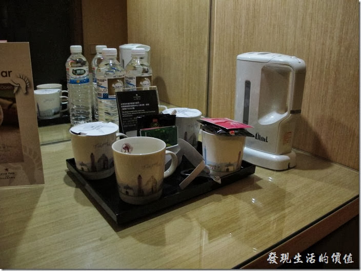 台北凱薩大飯店。房內的茶飲。