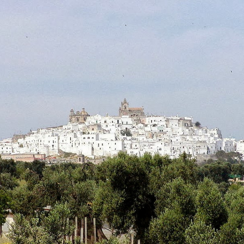 Ostuni, la ciudad blanca, suspendida entre el mar Adriático y las verdes colinas de olivos.