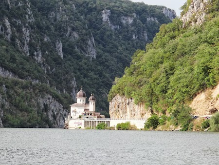 Croaziera pe Dunare: Manastirea Mraconia