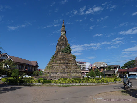 21. stupa neagra Vientiane.JPG