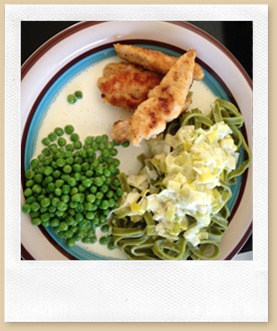 Tirsdag Kyllingefilet med spinatpasta, ærter og porrecreme