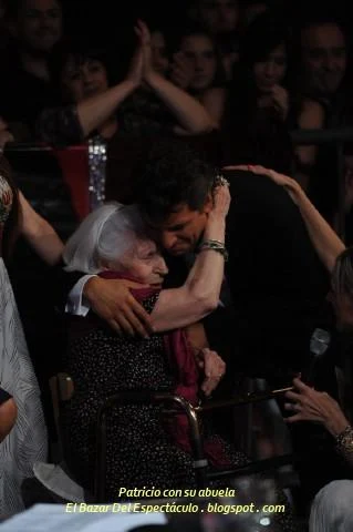 Patricio con su abuela.JPG