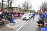 Worlds-strongest-man-pulls-12-Nissan-Notes-1