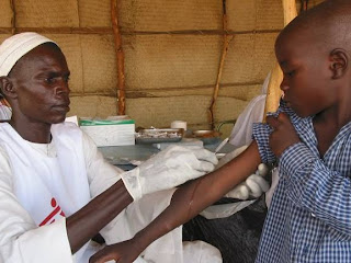 Enfant recevant un vaccin contre la rougeole lors d'une campagne de vaccination. Sudan, 2004. Photo MSF