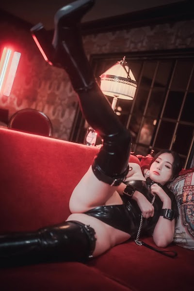 DJAWA Photo – Pia (피아) “Cling to Latex”