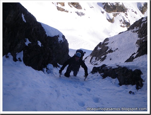 Intento al Corredor Nefropatia 200m D  90º (Pico Piedrafita 2965m, Pirineos) (Isra) 7524