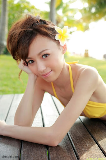 Aino Kishi - Yellow bikini