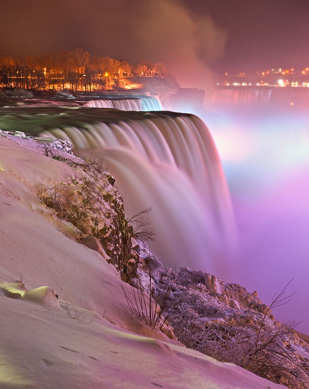 [814px-Niagara_falls_-_Winter_-_Prospect_point_view_at_night%255B2%255D.jpg]