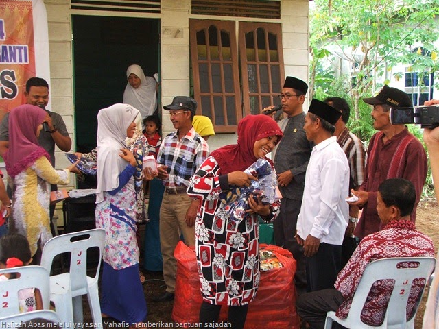 [hafizan%2520abas%2520melalui%2520yayasan%2520yahafis%2520memberikan%2520bantuan%2520berupa%2520sajadah%255B13%255D.jpg]