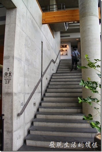 台南-白台南安平-白鷺灣 蜷尾家 經典冰淇淋的二樓以上為開放空間，可以自由上樓參觀藝術品。