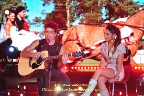 Augusto le cant¢ a Yana.JPG