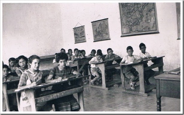 el maestro de escuela con pupitres. 1955
