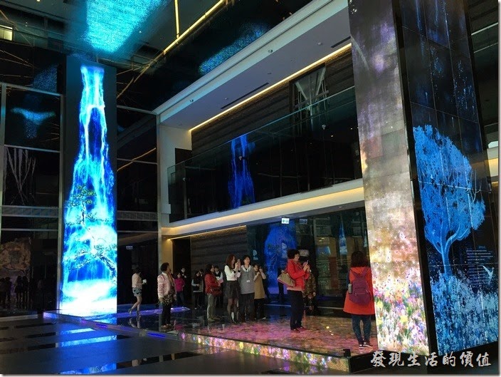 南港-中信總部-A棟一樓的互動光牆，一邊是瀑布影像，與鯉魚嬉戲，一邊是美麗的花草與繽紛的花朵隨波逐流。