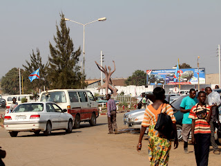  – L'ambiance sur ce rond point de Lubumbashi ce 29/06/2011, à la veille de la fête de l'indépendance de la RDC. Radio Okapi/ Ph. Cathy Kongolo