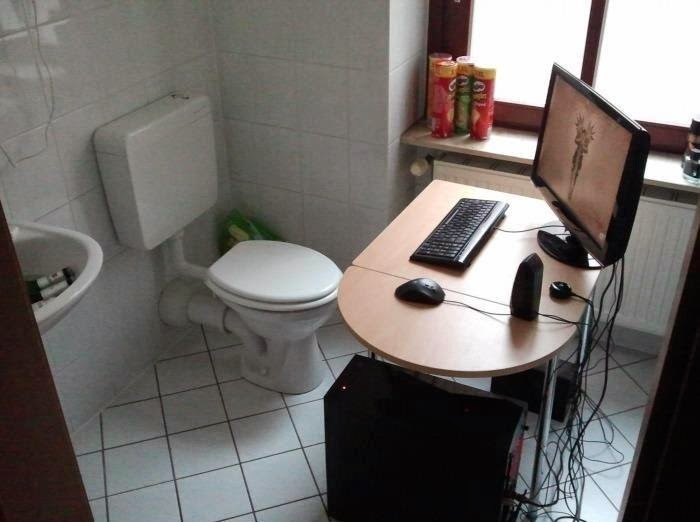 [new-toilet-design-having-computerfun%255B1%255D.jpg]