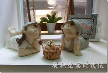 台南-Season_Cafe。一、二樓的樓梯轉角處的擺飾娃娃。