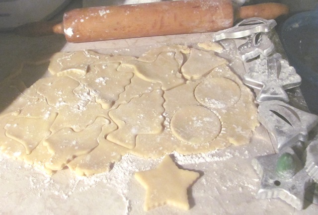 [sugar%2520cookie%2520rolled%2520out%2520dough%2520w%2520rolling%2520pin%2520cutters2%255B2%255D.jpg]
