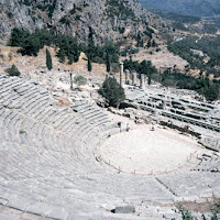 85.- Teatro y templo de Apolo en Delfos