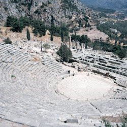 85.- Teatro y templo de Apolo en Delfos
