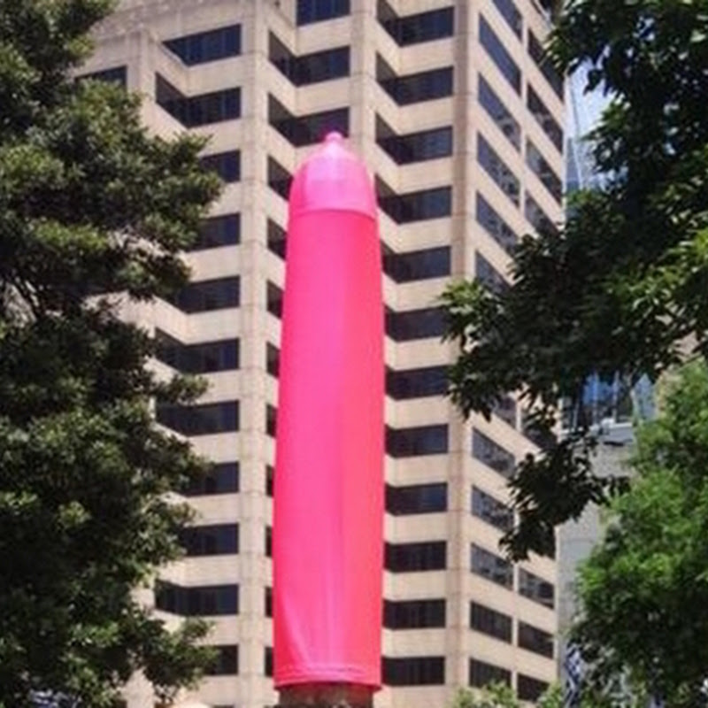 Un condón de 18 metros adorna las calles de Sidney