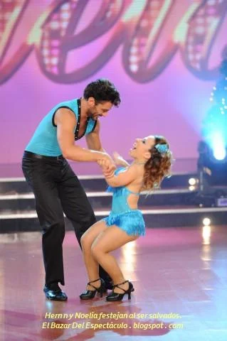 Hernn y Noelia festejan al ser salvados..JPG