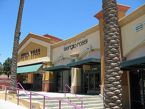 清清的世界旅行圖鑑: 美國加州 卡巴松『Desert Hills Premium Outlets』 座落在寬廣的沙漠中的購物中心