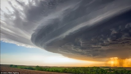 Fotógrafo captura imagens de tornados e tempestades pelo mundo