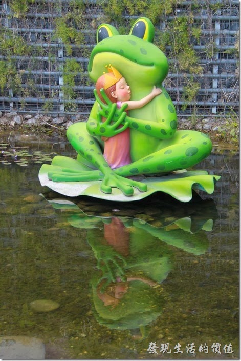 花蓮-翰品酒店。生態池中也有一隻青蛙正在期待睜開一隻眼睛的小公主的親吻。