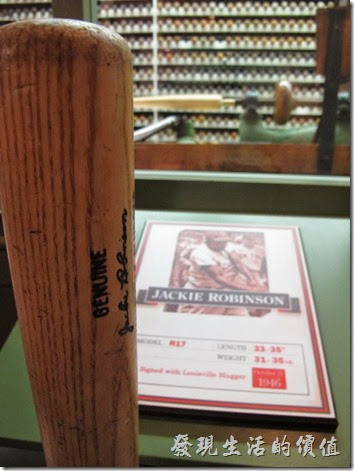 Louisville-slugger。Louisville Slugger博物館的走廊上懸掛著各個棒球對得旗幟，喜愛棒球的朋友應該熱血沸騰，這裡也有一些棒球明星的專屬球棒可以讓遊客親自體驗其重量級揮棒的感覺。