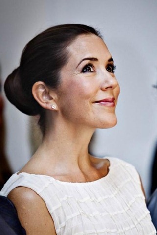[261534-mary-de-danemark-lors-du-ciff%255B1%255D.jpg]