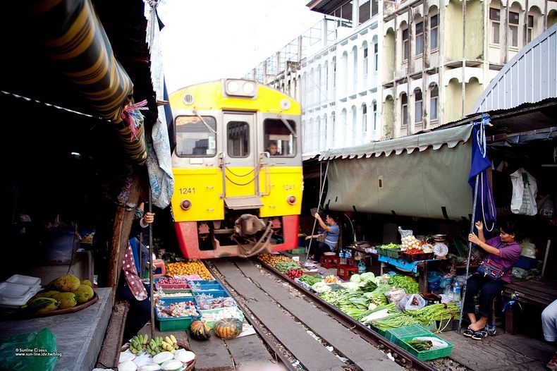 maeklong-railway-market-6