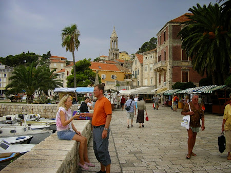 Obective turistice Hvar: pe malul apei