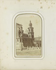 Standbeeld van W.A. Mozart, met op de achtergrond de kathedraal van Salzburg