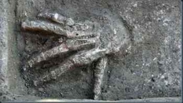 mãos gigantes encontradas arqueologos