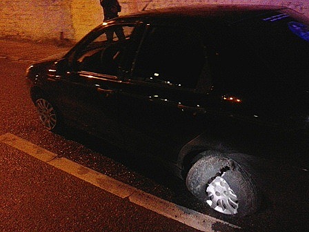 [CARRO%2520COM%2520OS%2520PNEUS%2520ESTOURADOS%2520%25282%2529%255B5%255D.jpg]