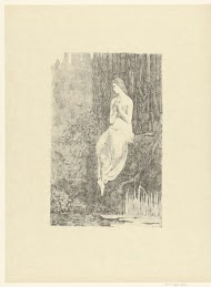 Halfnaakte vrouw zittend aan waterkant bij boom