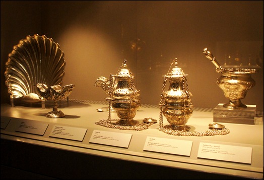 Gloria Ishizaka - museu de são roque - vitrine com peças sacras em prata
