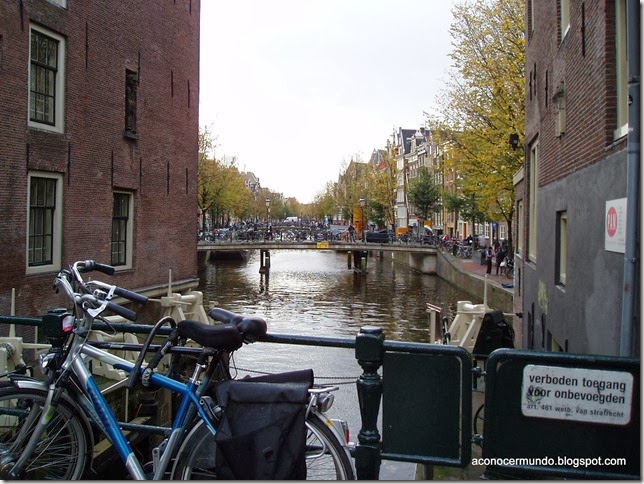 Amsterdam. Detalles. Bicicletas aparcadas en los puentes - PB090631
